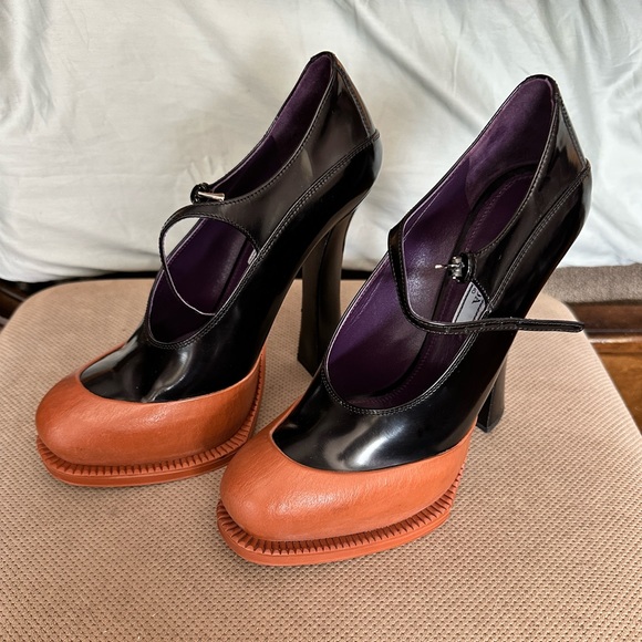 RARE RUNWAY Prada black terracotta brown rubber toe Mary Jane pumps 39 8 - Picture 1 of 14